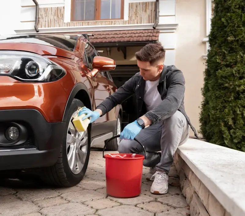 Lavage auto à domicile Brouzet-lès-Alès : professionnel intervenant sur un véhicule